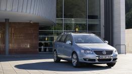 Volkswagen Passat Variant 2005 - widok z przodu