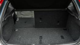 Volvo V40 II - tylna kanapa złożona, widok z bagażnika
