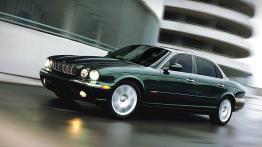 Jaguar XJ L - widok z przodu