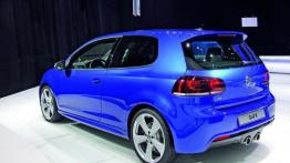 Volkswagen Study Golf R - tył - reflektory włączone