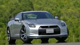 Nissan GT-R - widok z przodu