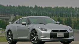 Nissan GT-R - widok z przodu