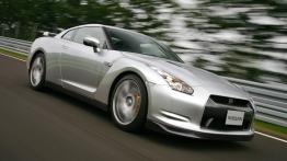 Nissan GT-R - widok z przodu