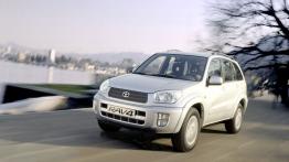 Toyota RAV4 2000 - widok z przodu