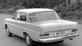 Mercedes W110 - widok z tyłu