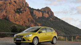 Ford Focus Hatchback 2010 - lewy bok