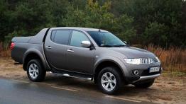 Elegant w gumowcach - Mitsubishi L200