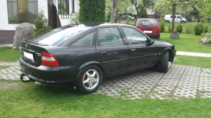 Opel Vectra B Hatchback 1.8 i 16V 116KM 85kW 1995-2000