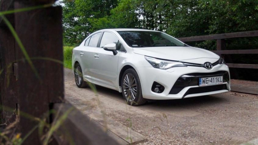 Toyota Avensis III Sedan Facelifting 2015 2.0 Valvematic 152KM 112kW 2015-2018