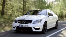 Mercedes C63 AMG Coupe 2012 - widok z przodu