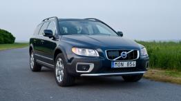 Volvo XC70 2012 - przód - reflektory włączone