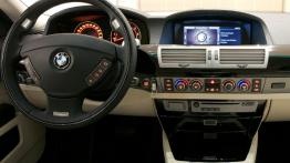 BMW Seria 7 E65 2005 - kokpit, nocne zdjęcie