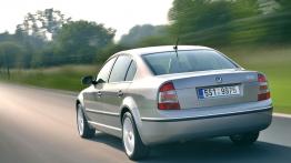 Skoda Superb 2007 - widok z tyłu