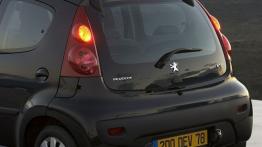 Peugeot 107 - tył - reflektory włączone