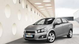 Chevrolet Aveo sedan 2011 - przód - reflektory wyłączone