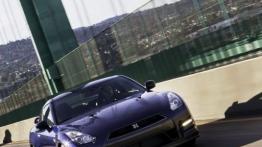 Nissan GT-R 2012 - widok z przodu