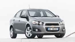 Chevrolet Aveo sedan 2011 - przód - reflektory włączone