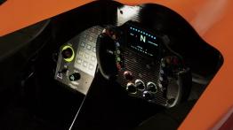 Aston Martin AMR-One 2011 - kokpit