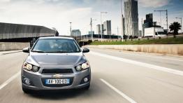 Chevrolet Aveo sedan 2011 - przód - reflektory włączone