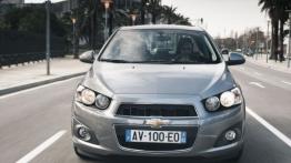 Chevrolet Aveo sedan 2011 - przód - reflektory włączone