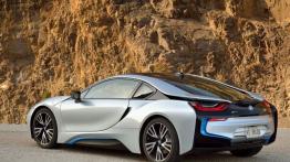 BMW i8 (2014) - widok z tyłu