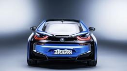 BMW i8 (2014) - tył - reflektory włączone