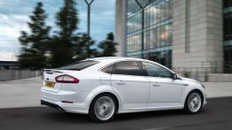 Ford Mondeo Hatchback 2011 - prawy bok