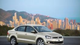 Volkswagen Polo Sedan 2011 - prawy bok