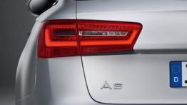 Audi A6 Avant V6 TFSI 2012 - lewy tylny reflektor - włączony