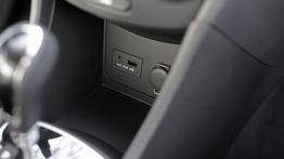 Hyundai Accent hatchback 2012 - konsola środkowa