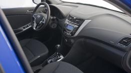 Hyundai Accent hatchback 2012 - pełny panel przedni