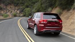 Jeep Grand Cherokee SRT8 2012 - tył - reflektory włączone