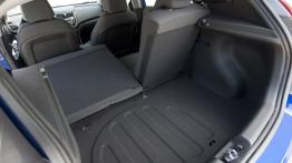 Hyundai Accent hatchback 2012 - tylna kanapa złożona, widok z bagażnika