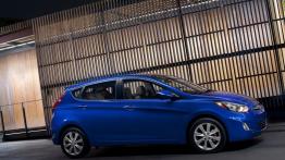 Hyundai Accent hatchback 2012 - prawy bok