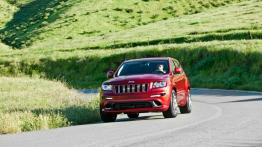 Jeep Grand Cherokee SRT8 2012 - przód - reflektory włączone