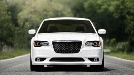 Chrysler 300C SRT8 2012 - przód - reflektory włączone