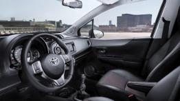 Toyota Yaris 2012 - widok ogólny wnętrza z przodu