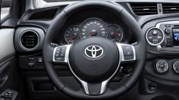 Toyota Yaris 2012 - kokpit