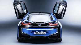 BMW i8 (2014) - tył - reflektory włączone