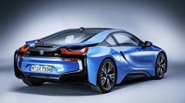 BMW i8 (2014) - tył - reflektory włączone