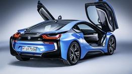 BMW i8 (2014) - tył - reflektory włączone