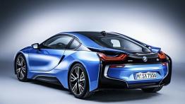 BMW i8 (2014) - tył - reflektory włączone