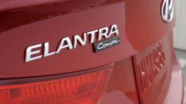 Hyundai Elantra Coupe 2013 - emblemat