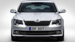 Skoda Superb II Liftback Facelifting (2013) - przód - reflektory włączone