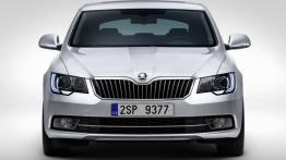 Skoda Superb II Liftback Facelifting (2013) - przód - reflektory włączone