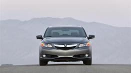 Acura ILX 2013 - przód - reflektory włączone