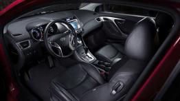 Hyundai Elantra Coupe 2013 - widok ogólny wnętrza z przodu