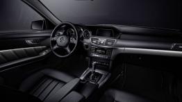 Mercedes klasy E (W212) sedan 2013 - pełny panel przedni