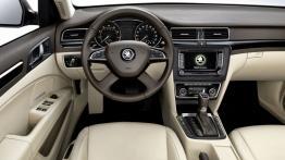 Skoda Superb II Liftback Facelifting (2013) - kokpit