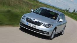 Skoda Superb II Liftback Facelifting (2013) - widok z przodu